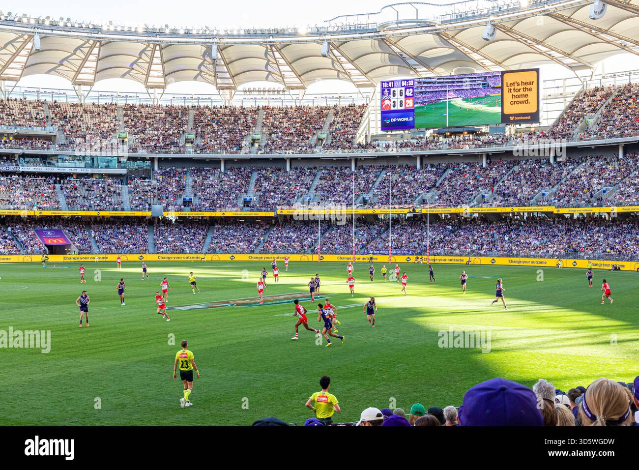 I Fremantle Dockers giocano i Sydney Swans all'Aussie Rules Football il 23/3/25 all'Optus Stadium di Perth, Australia Occidentale, Australia Foto Stock