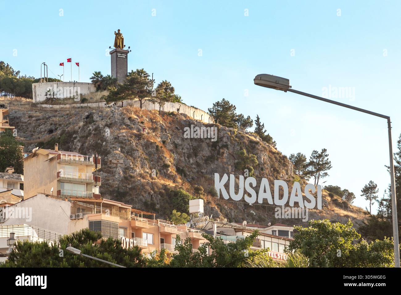KUSADASI, TURCHIA - 2 GIUGNO 2021: Questa è la collina di Sevda con un monumento ad Ataturk al tramonto. Foto Stock