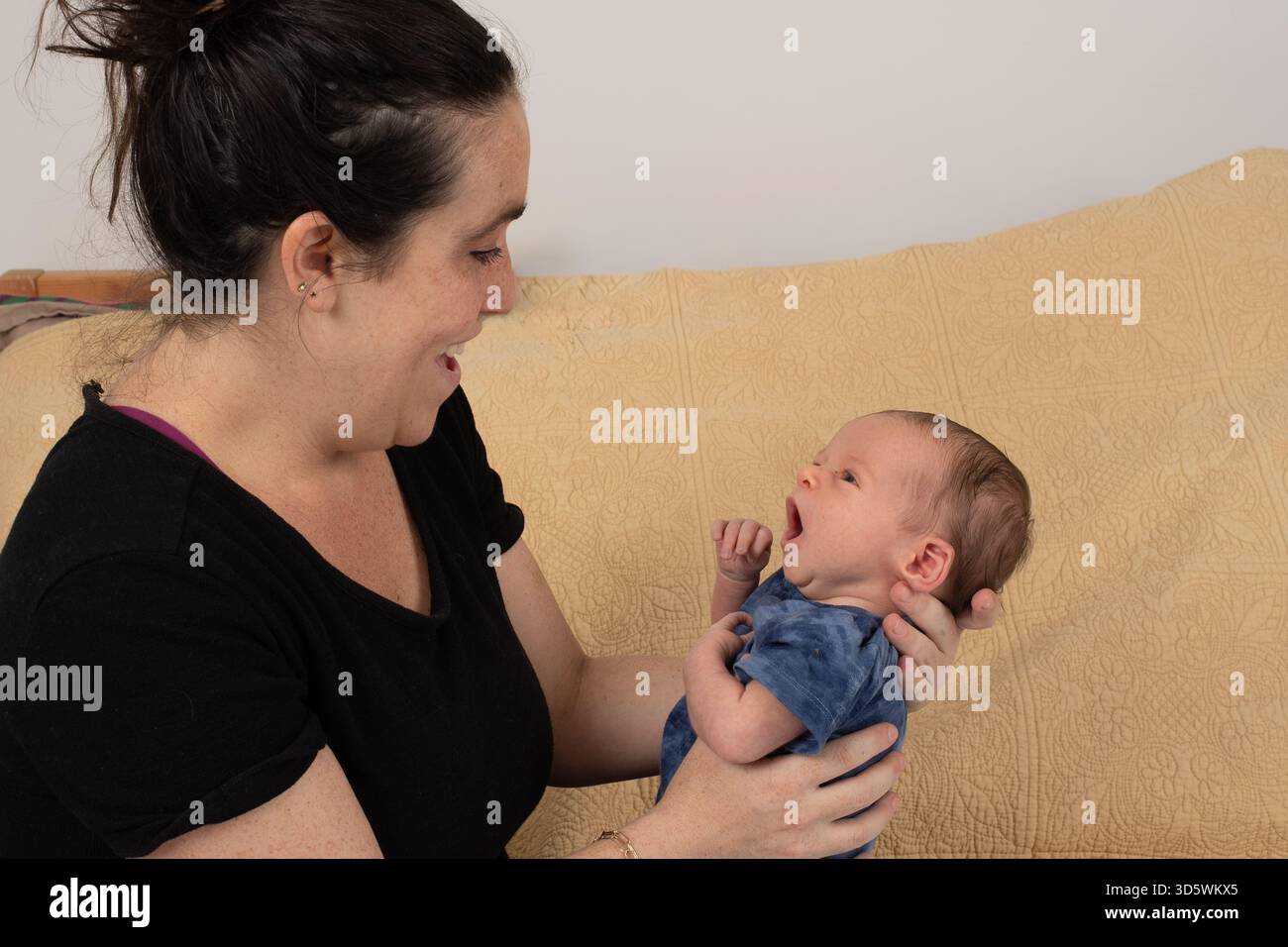 Neonato, 3 settimane tenuto dalla madre Foto Stock