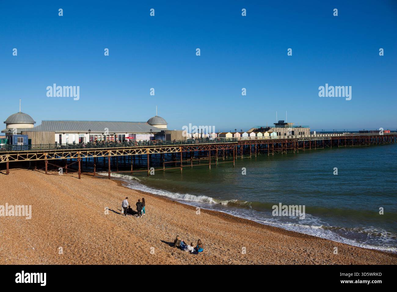 Spiaggia e molo, Hastings, Sussex, Regno Unito Foto Stock