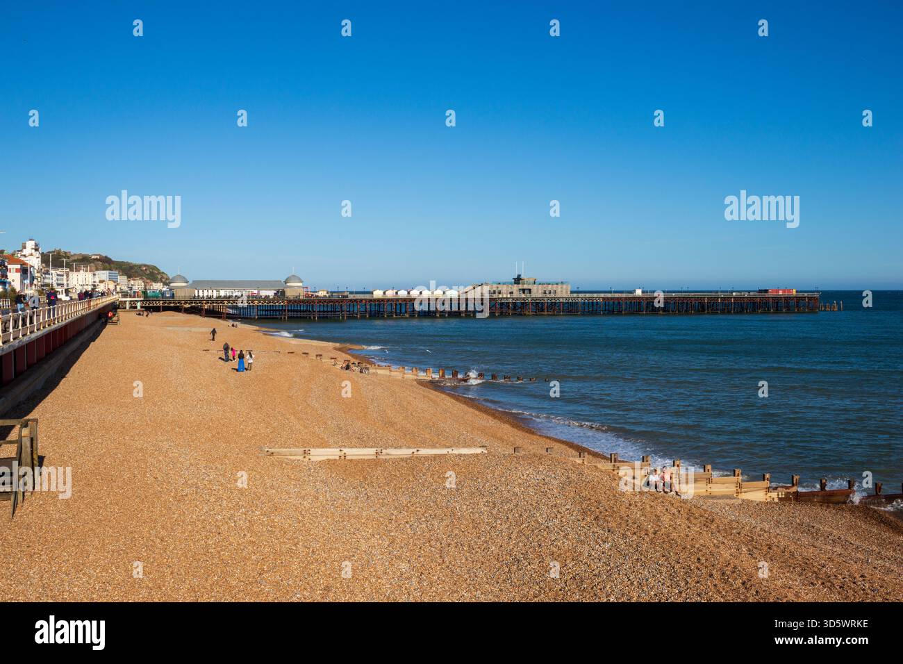 Lungomare, spiaggia e molo, Hastings, Sussex, Regno Unito Foto Stock