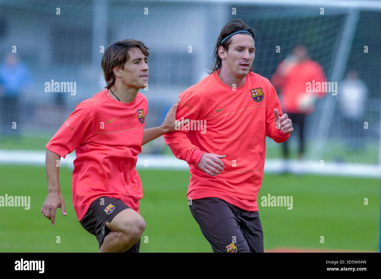 I giocatori dell'L-R Barcelona FC Bojan Krkić e Lionel messi si allenano presso l'Università di St Andrews Foto Stock