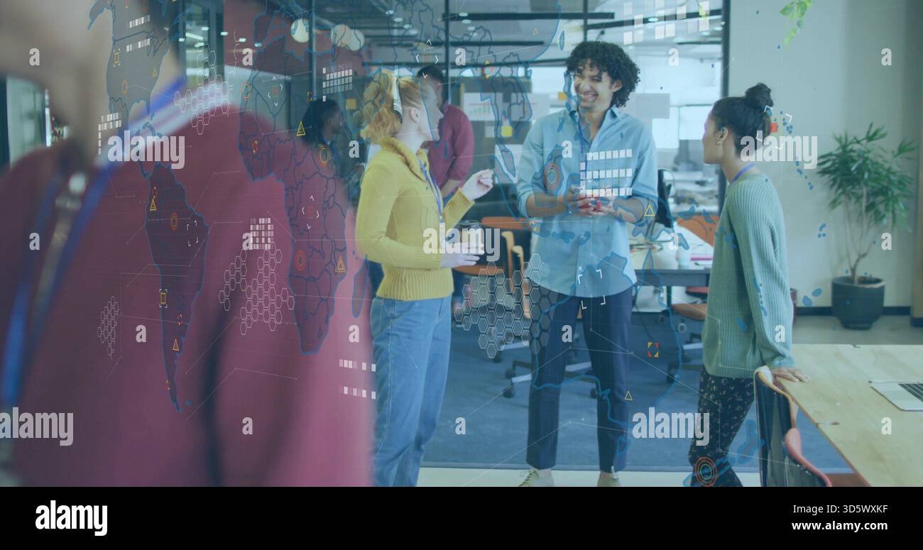 Discutendo di tre membri del team in un abbigliamento casual per affari con una mappa di bicchieri da caffè riutilizzabile Foto Stock