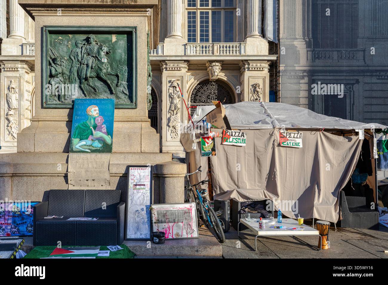 Un campo di protesta allestito in Piazza Castello, Torino, con striscioni, dipinti e cartelli a sostegno della Palestina. Torino, Italia. Foto Stock