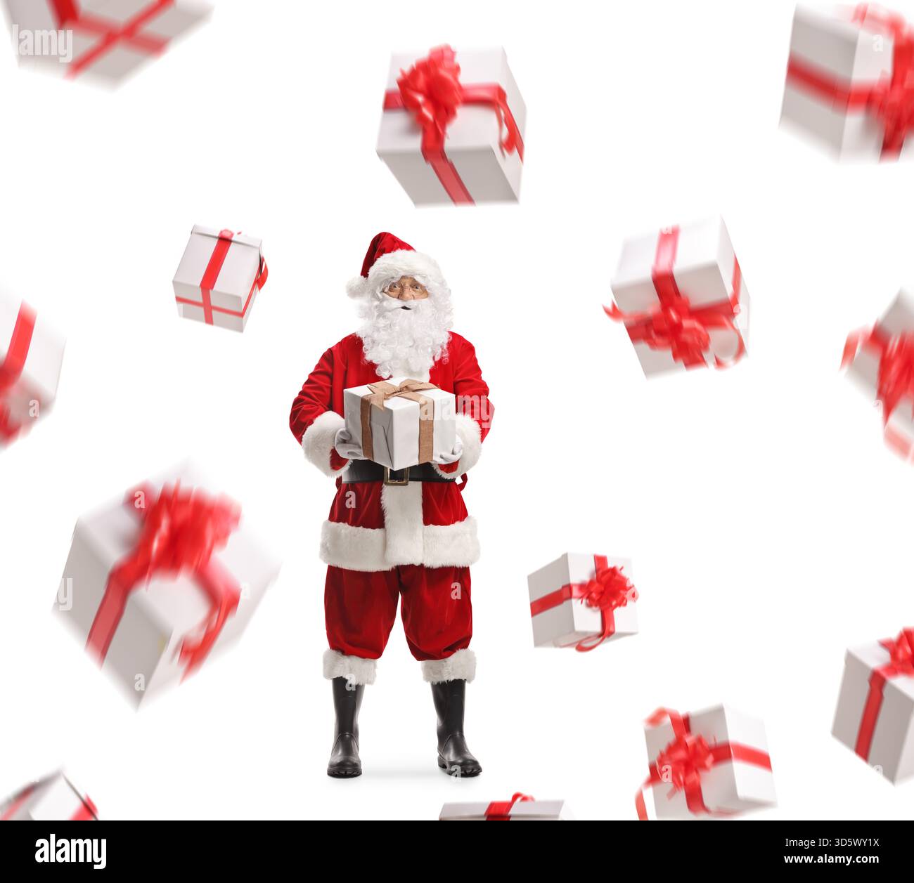 Ritratto a figura intera di Babbo natale che regge una grande scatola e presenta che cade nell'aria isolato su sfondo bianco Foto Stock