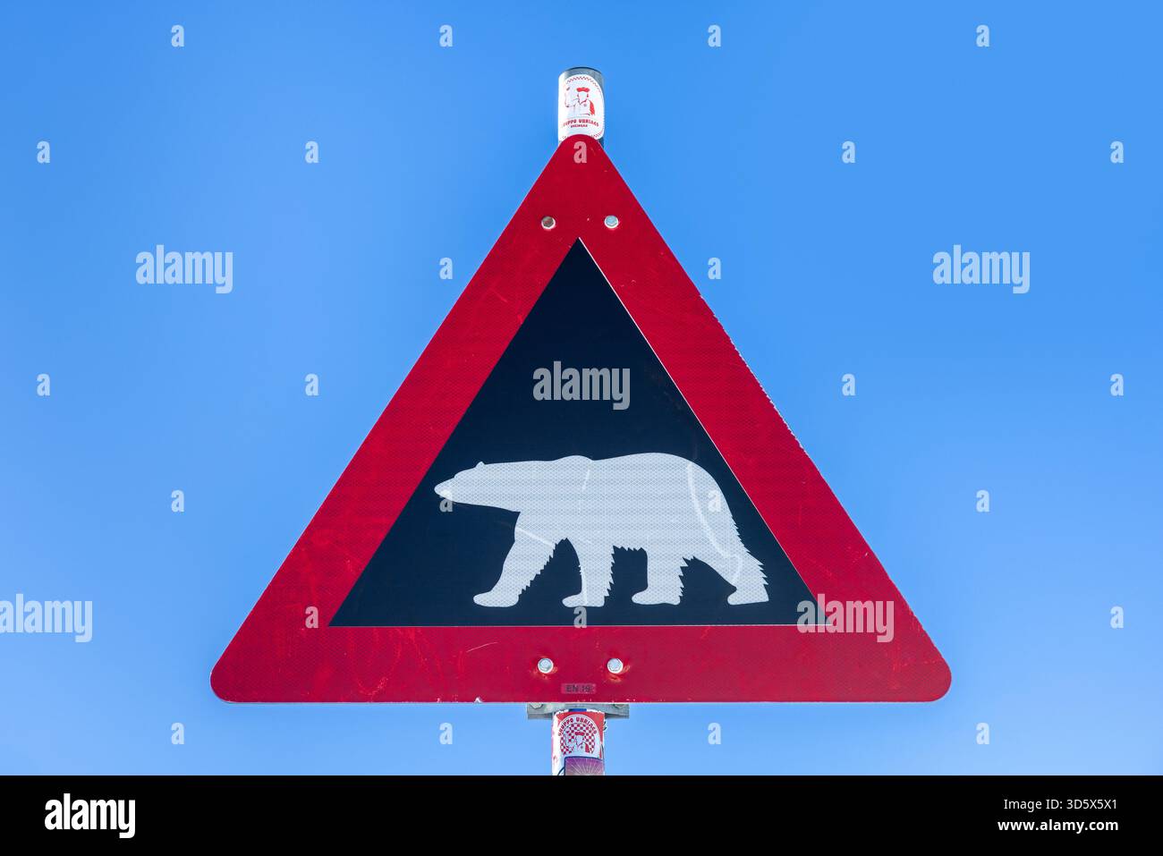 Cartello segnaletico dell'orso polare contro il cielo blu, Spitsbergen / Svalbard, Norvegia Foto Stock