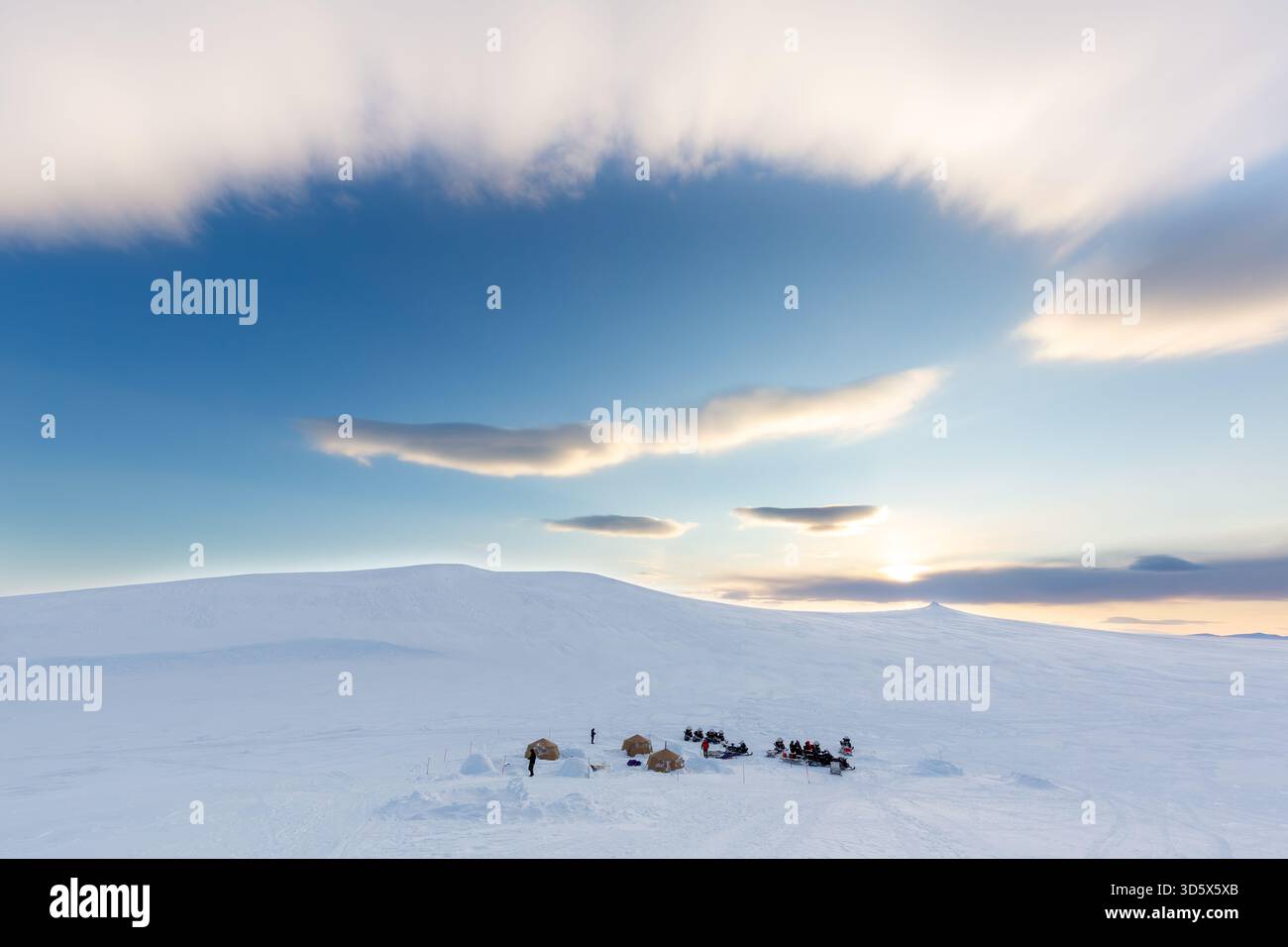 Motoslitte / motoslitte al campo di spedizione artico con tende protette da recinzioni a filo triplo contro gli orsi polari a Mohnbukta, Spitsbergen / Svalbard Foto Stock