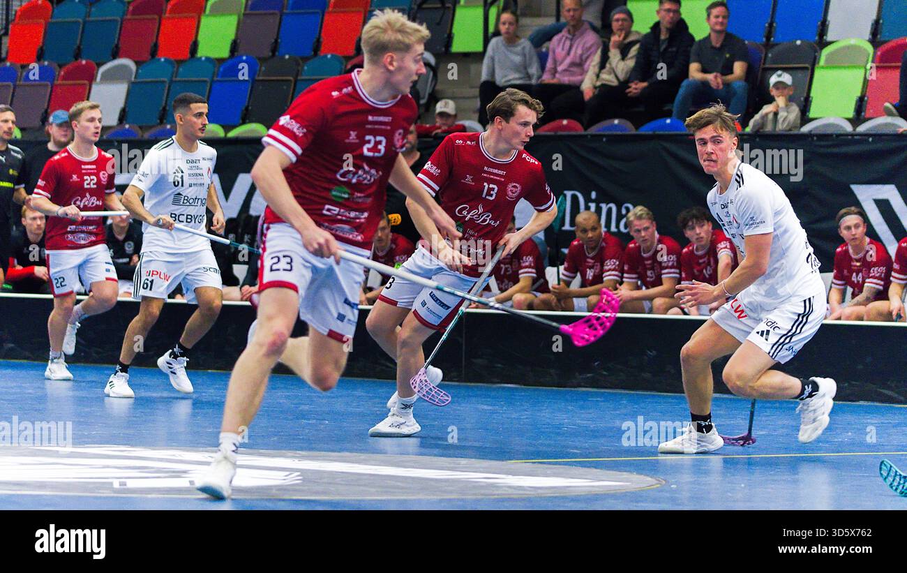 Jönköping, Sweden15 novembre 2025. Hovslätts attaccante 13 Albin Rommeskog e Hovslätts centro 23 Teddy Hultberg mantenendo l'attenzione sul pallone durante una A. Foto Stock