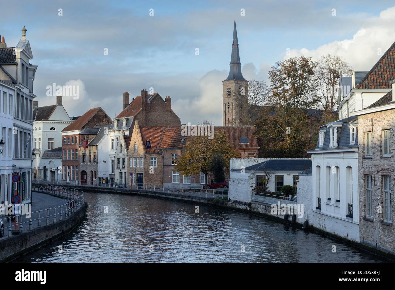 Vista autunnale del canale e di Sint Annarei da Verversdijk nella città di Bruges nelle Fiandre occidentali, Belgio. Con spazio di copia. Foto Stock
