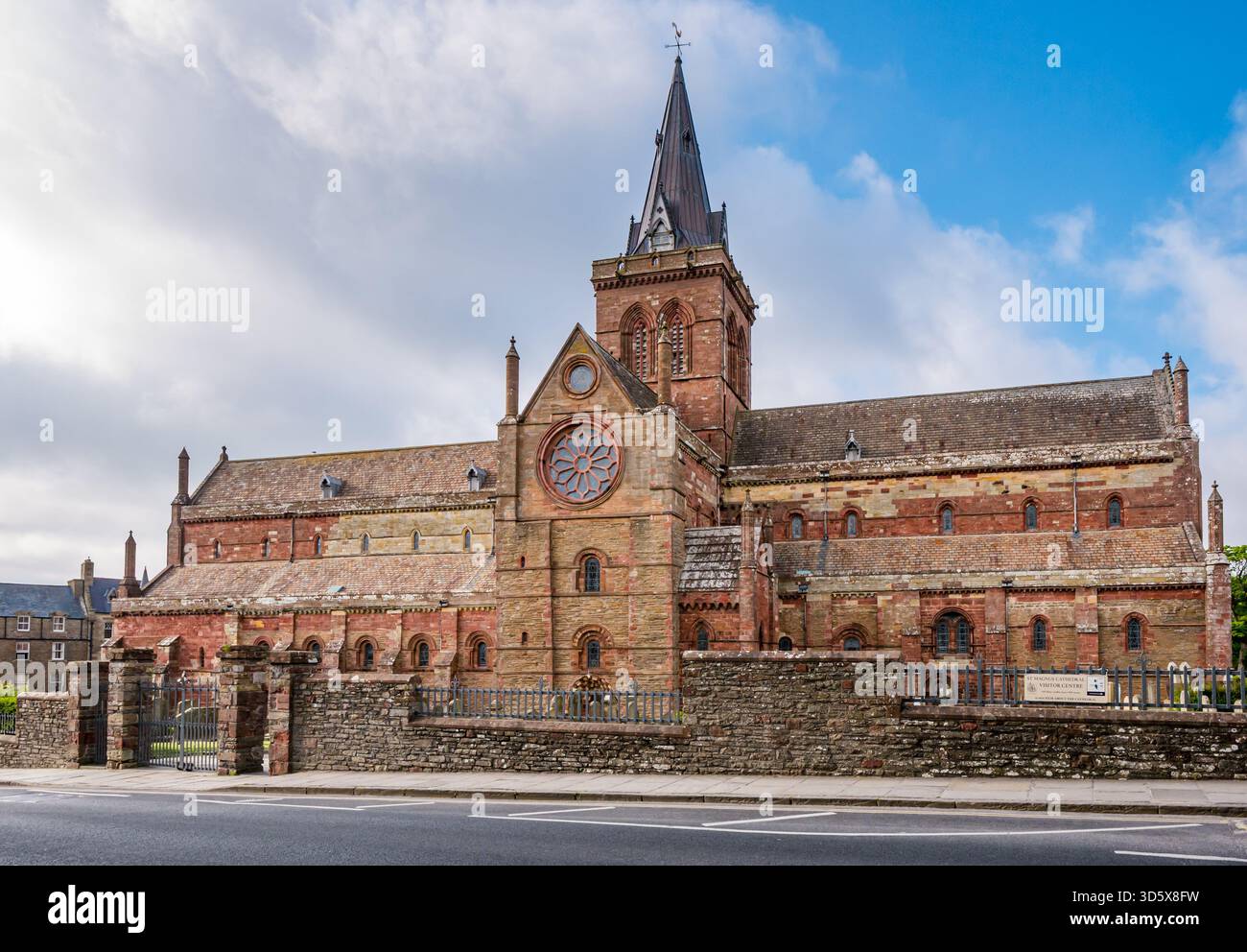 Veduta esterna della Cattedrale di San Magnus del XII secolo, Kirkwall, Isole Orcadi, Scozia, Regno Unito Foto Stock