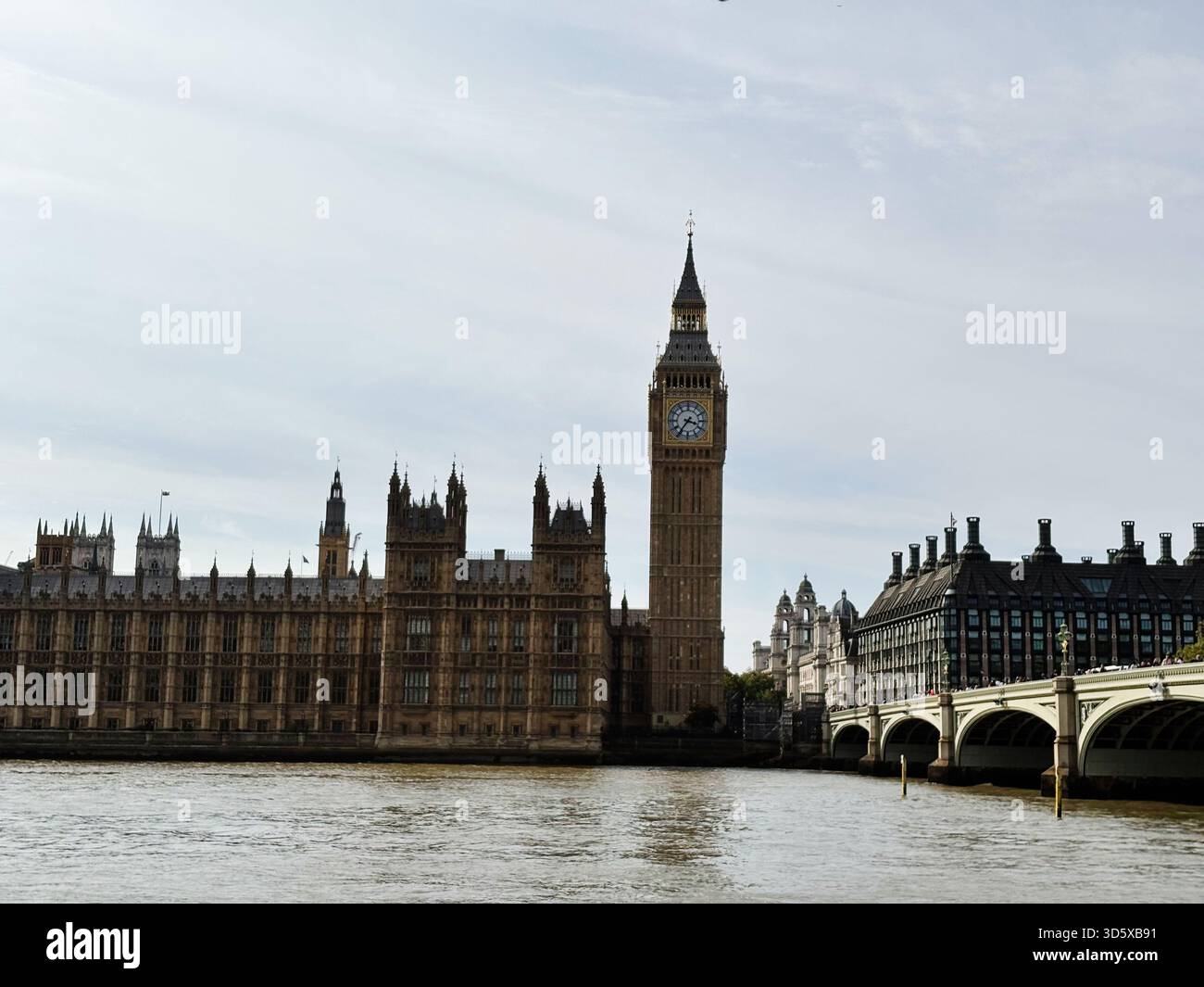 Londra, Regno Unito - 22 settembre 2025: Iconica vista londinese del Big Ben, del Parlamento e del lungofiume con architettura storica. Foto Stock