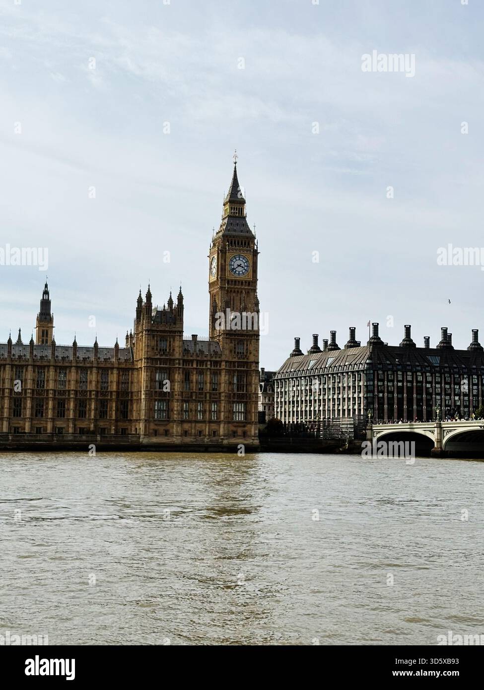 Londra, Regno Unito - 22 settembre 2025: Edificio del Parlamento e torre dell'orologio lungo il Tamigi a Londra, un simbolo storico. Foto Stock