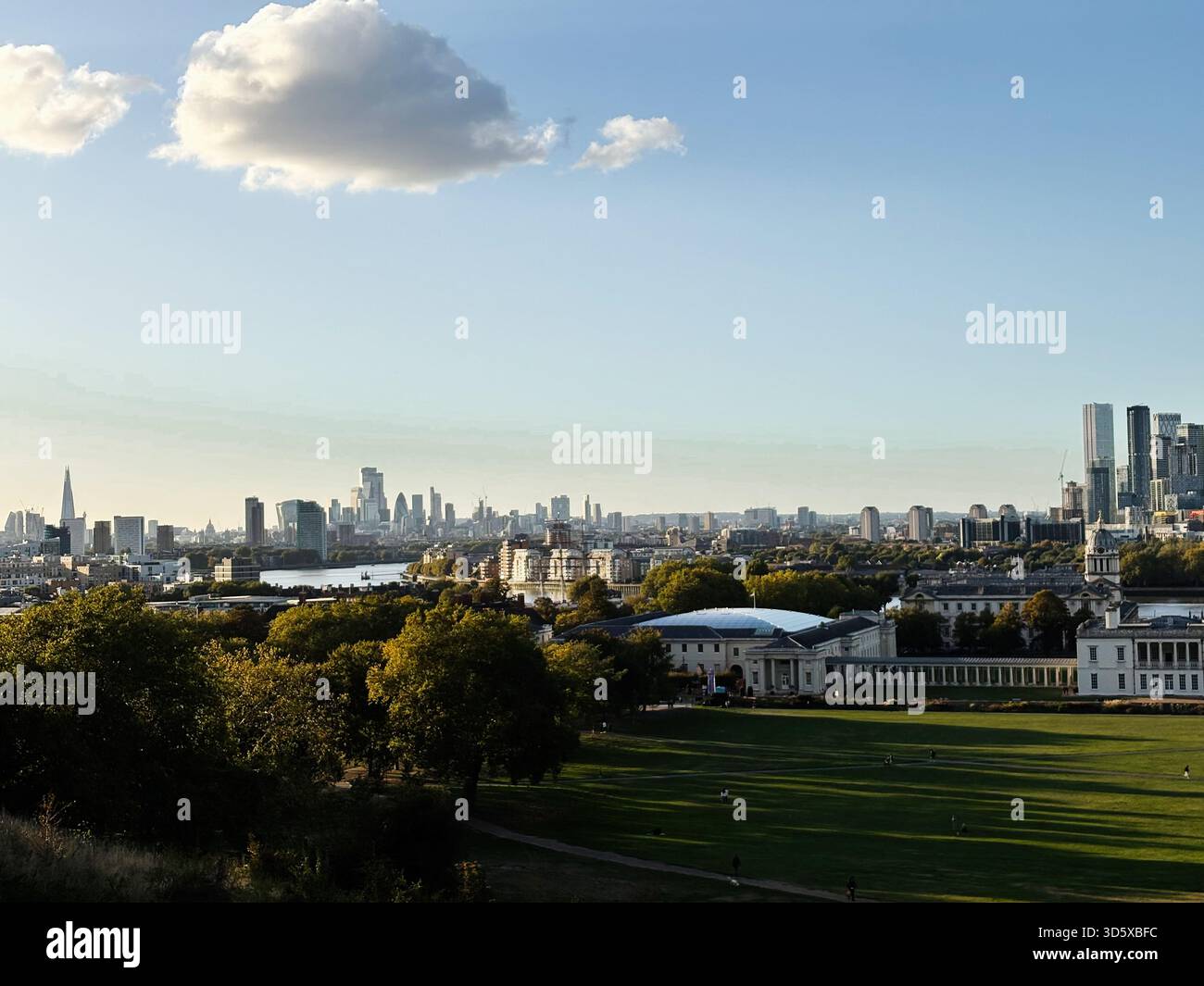 Londra, Regno Unito - 22 settembre 2025: Ampia vista di Londra, Regno Unito che mostra un primo piano di Greenwich Park, un fiume e grattacieli contemporanei. Foto Stock