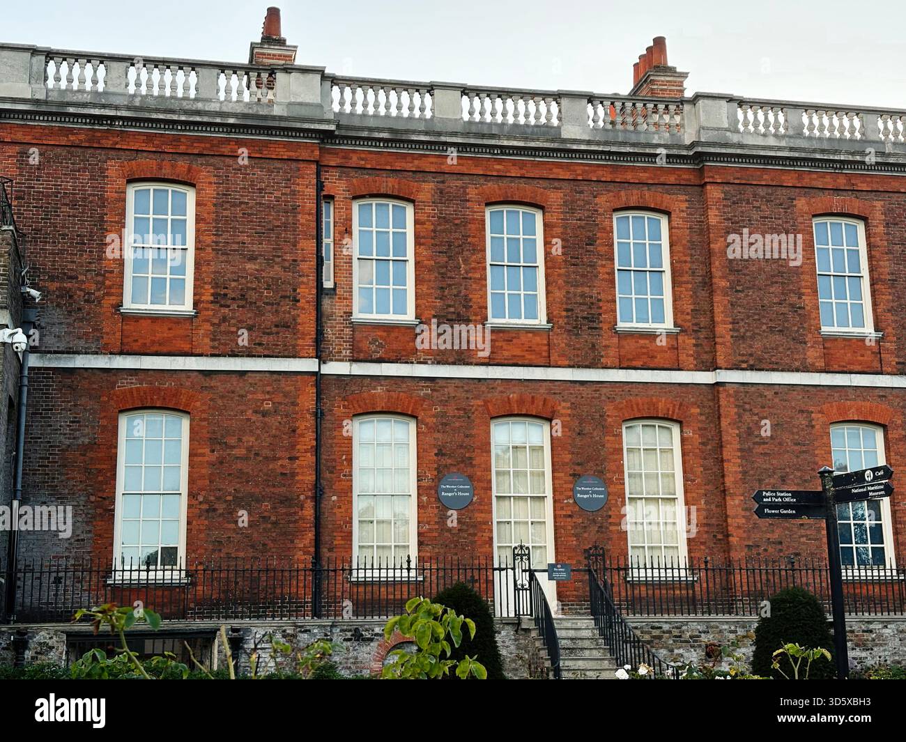 Londra, Regno Unito - 22 settembre 2025: Casa cittadina della London Ranger's House con facciata in mattoni, finestre bianche e gradini per un giardino recintato. Foto Stock