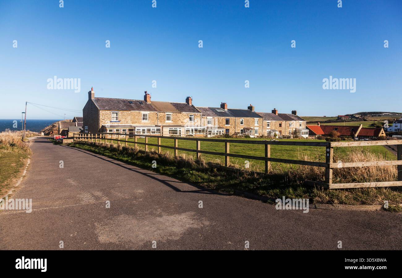 Cowbar Lane, Staithes, Regno Unito, che è soggetto a gravi problemi di erosione costiera, il che significa che i lavori pianificati dovranno essere anticipati per affrontarli. Foto Stock