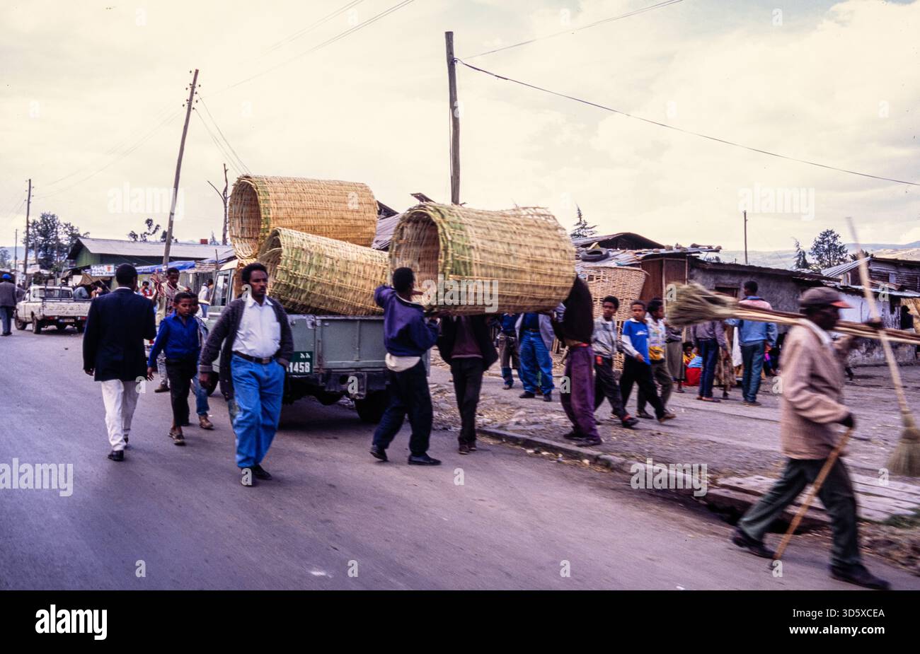 Uomini Scarica un camion di cesti di vimini ad Addis Abeba Etiopia, 1995. Foto Stock