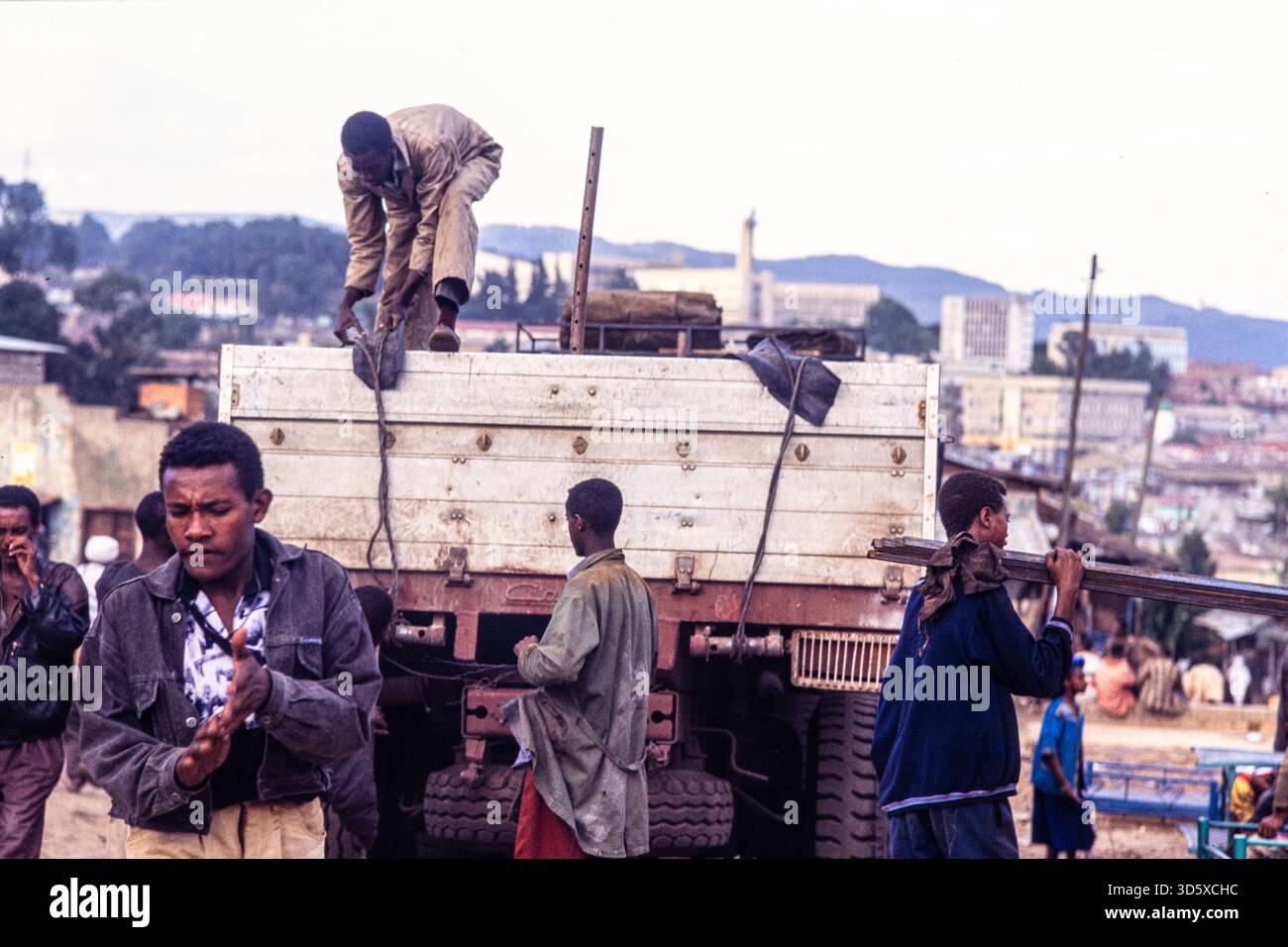 Uomini scaricano un camion ad Addis Abeba Etiopia, 1995. Foto Stock