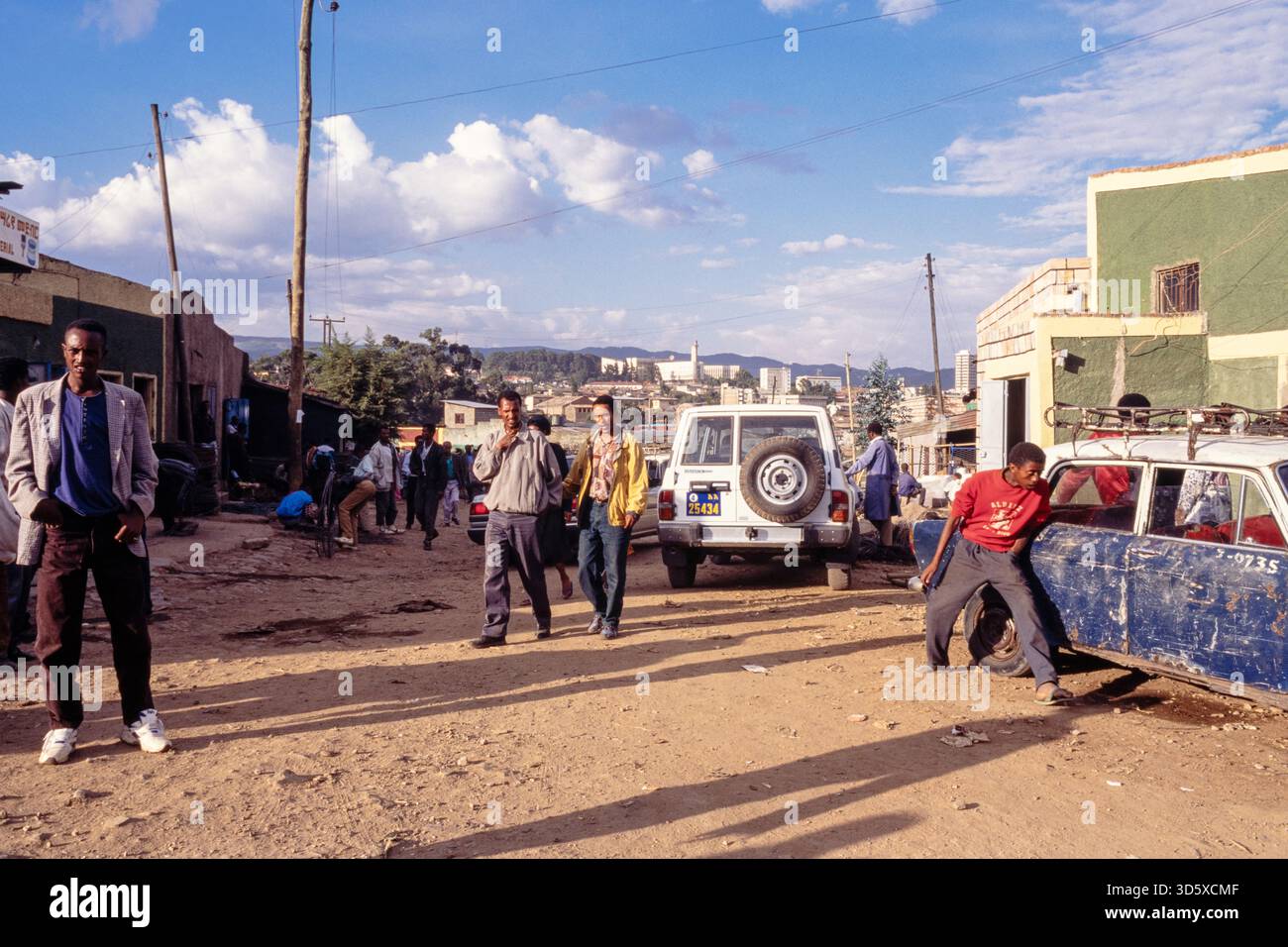 Uomini etiopi su una strada sterrata ad Addis Abeba, Etiopia. 1995 Foto Stock
