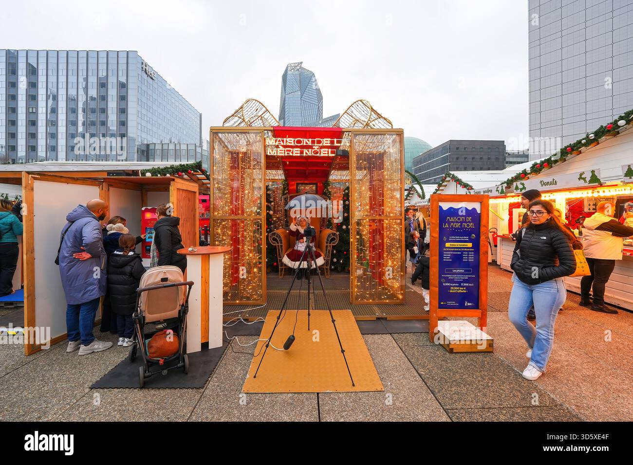 Miss Claus incontra e saluta al mercatino di Natale di Parigi la Défense, il moderno quartiere degli affari di Parigi, Francia Foto Stock