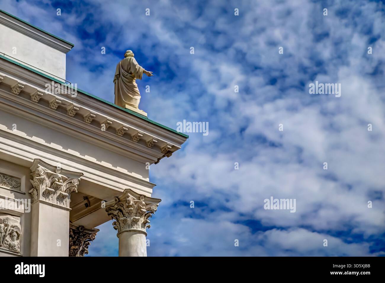 Vista dall'angolo basso delle colonne neoclassiche della cattedrale di Helsinki e della cupola centrale adagiata su un cielo nuvoloso. Foto Stock
