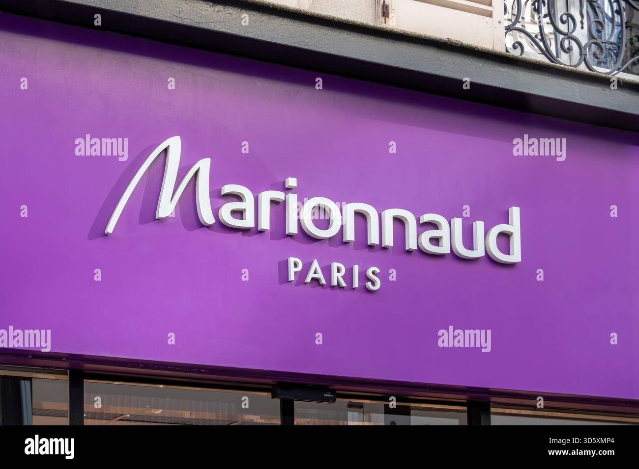 Firma e logo di un negozio Marionnaud a Parigi, Francia. Marionnaud è una catena francese di profumerie fondata da Bernard Marionnaud Foto Stock