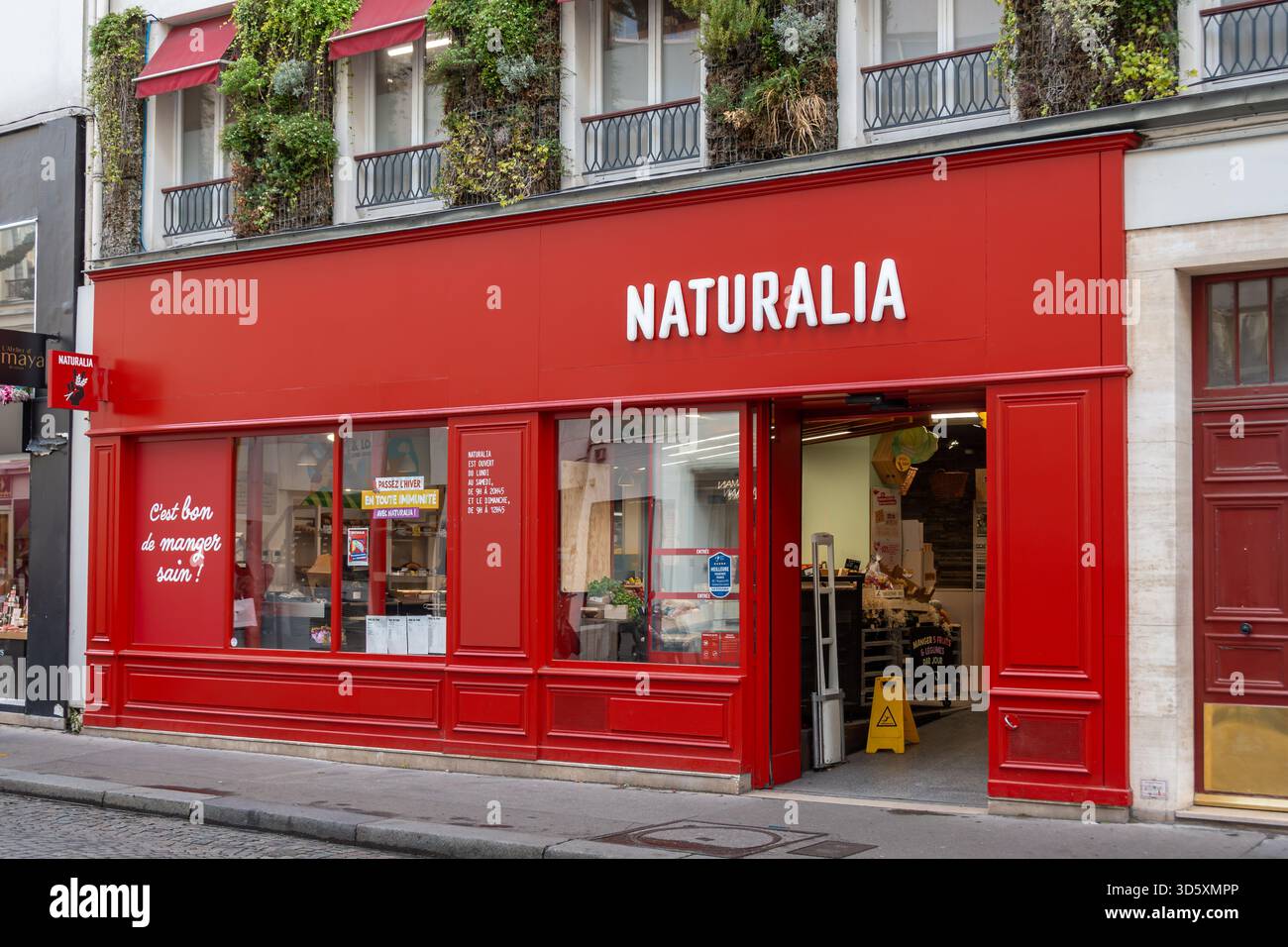 Vista esterna di un negozio Naturalia a Parigi, Francia. Naturalia è un'azienda francese che vende prodotti agricoli biologici, equi e biodinamici Foto Stock