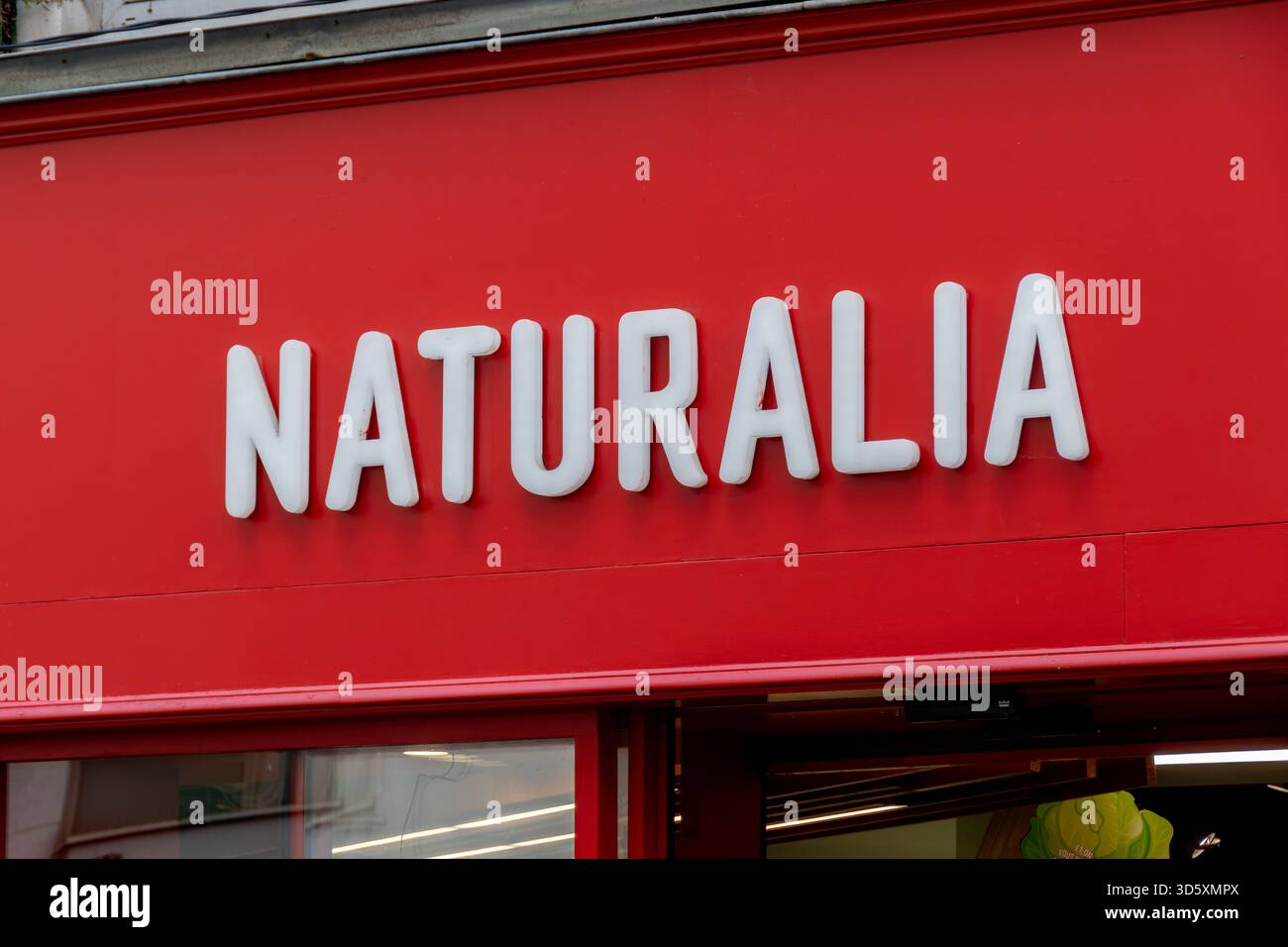 Segno di un negozio Naturalia a Parigi, Francia. Naturalia è un'azienda francese che vende prodotti agricoli biologici, equi e biodinamici Foto Stock