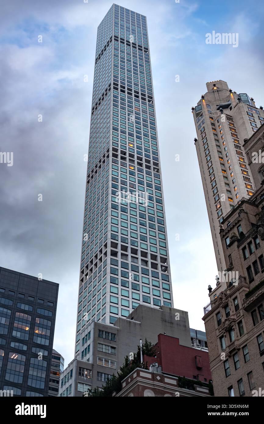 New York City, New York, Stati Uniti - l'immensa scala verticale della lussuosa torre residenziale 432 Park Avenue. Foto Stock