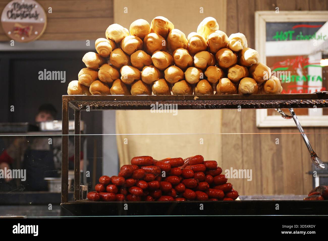 Salsicce e panini di hot dog tradizionali ungheresi esposti al mercatino di Natale di Budapest, Ungheria Foto Stock