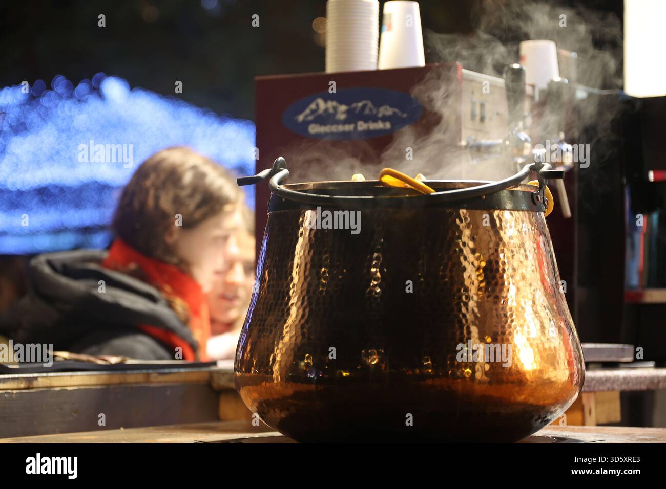 Grandi calderoni in rame di VIN brulé fumante e punch caldo al mercatino di Natale di Budapest, Ungheria Foto Stock