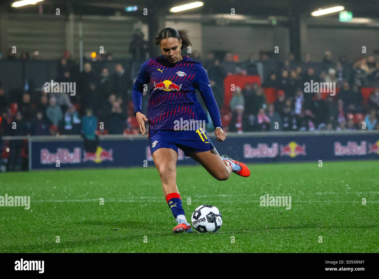 Lisa Baum (RB Leipzig Women, #11) segna un calcio di rigore, RB Leipzig Women vs SV Werder Brema Women, Football, DFB Cup Women, Round of 16, stagione 2025/2026, 16.11.2025, LE NORMATIVE DFL VIETANO QUALSIASI USO DI FOTOGRAFIE COME SEQUENZE DI IMMAGINI E/O QUASI-VISTA Foto Stock