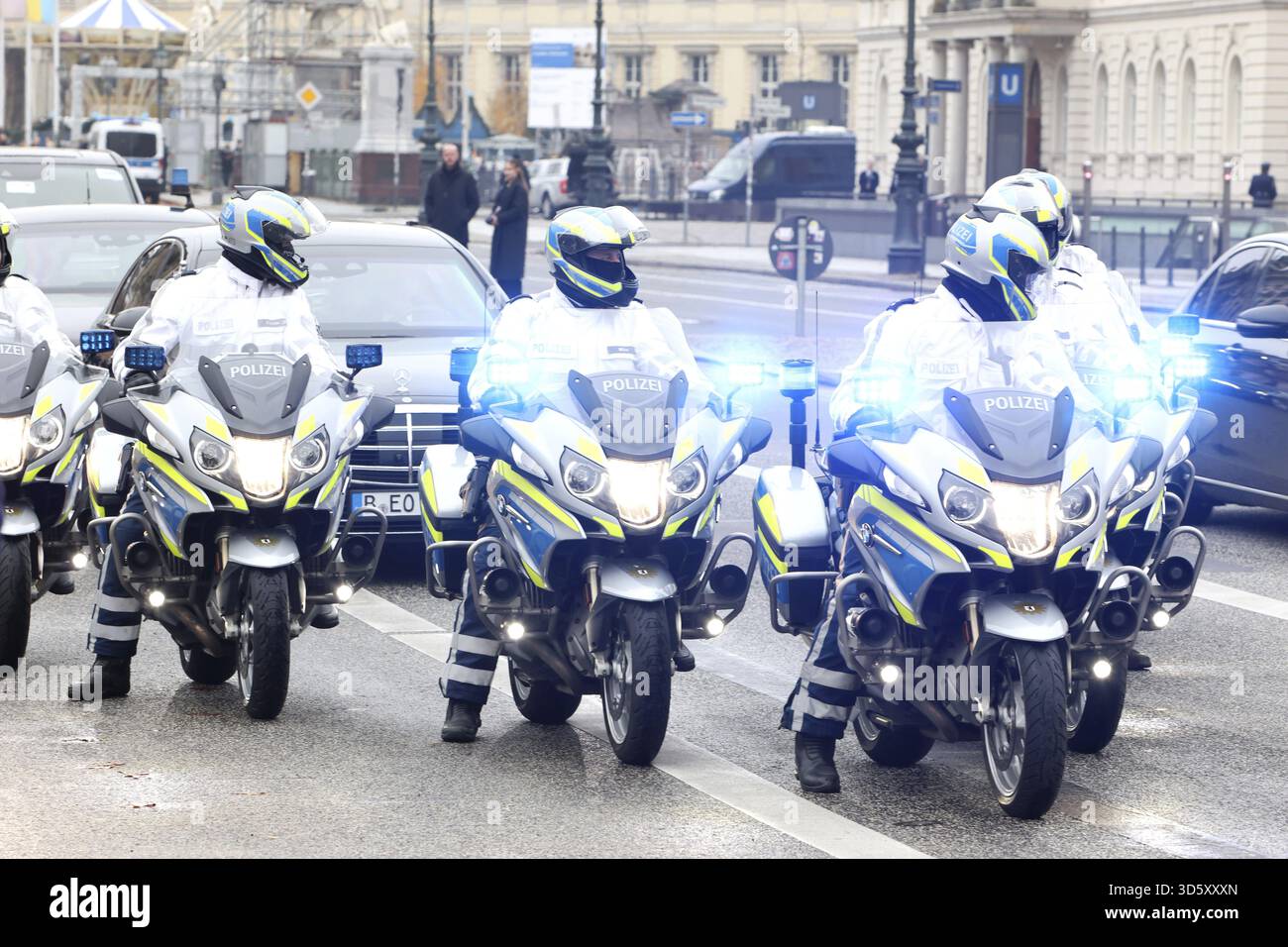 Sfilata in moto della polizia di Berlino - Memorial Day Wreath Deposito per le vittime di guerra e tirannia, Neue Wache, Berlino, 16.11.25 Foto Stock