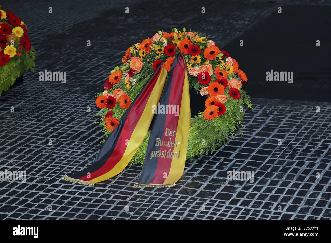 Ghirlande nella nuova Guardia - ghirlanda commemorativa per le vittime della guerra e della tirannia, Neue Wache, Berlino, 16.11.25 Foto Stock