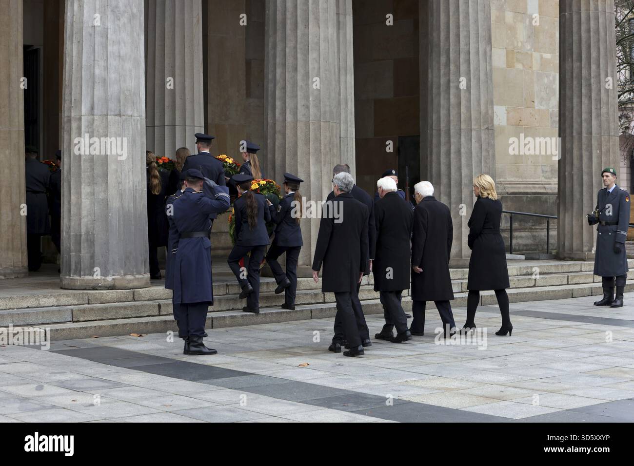 La processione di Wreath dei rappresentanti degli organi costituzionali entra nella Neue Wache - Memorial Day Wreath deposta per le vittime della guerra e della tirannia, Neue Foto Stock