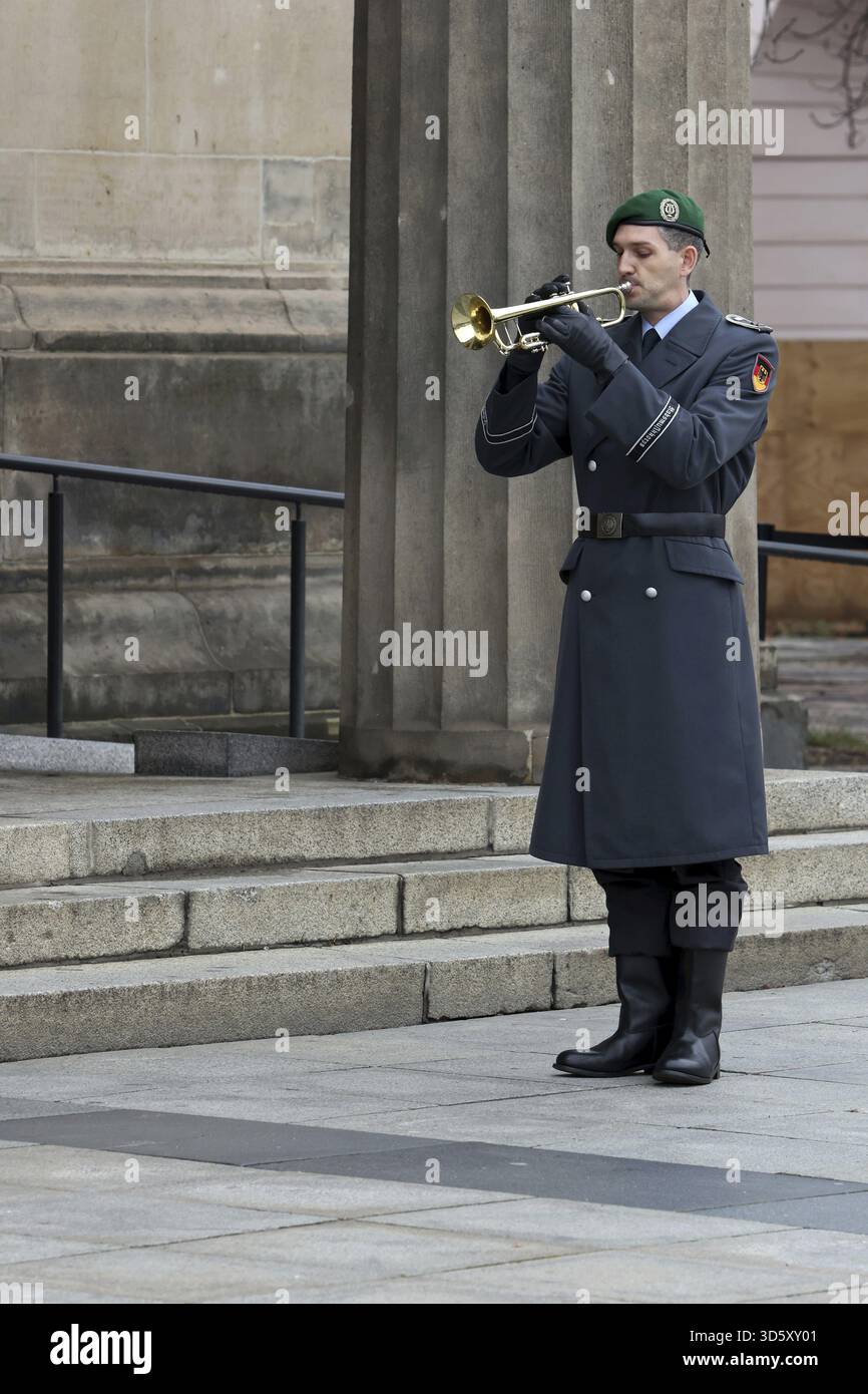 Trombettista d'onore - Memorial Day Wreath Deing for Victims of War and Tyranny, Neue Wache, Berlin, 16.11.25 Foto Stock