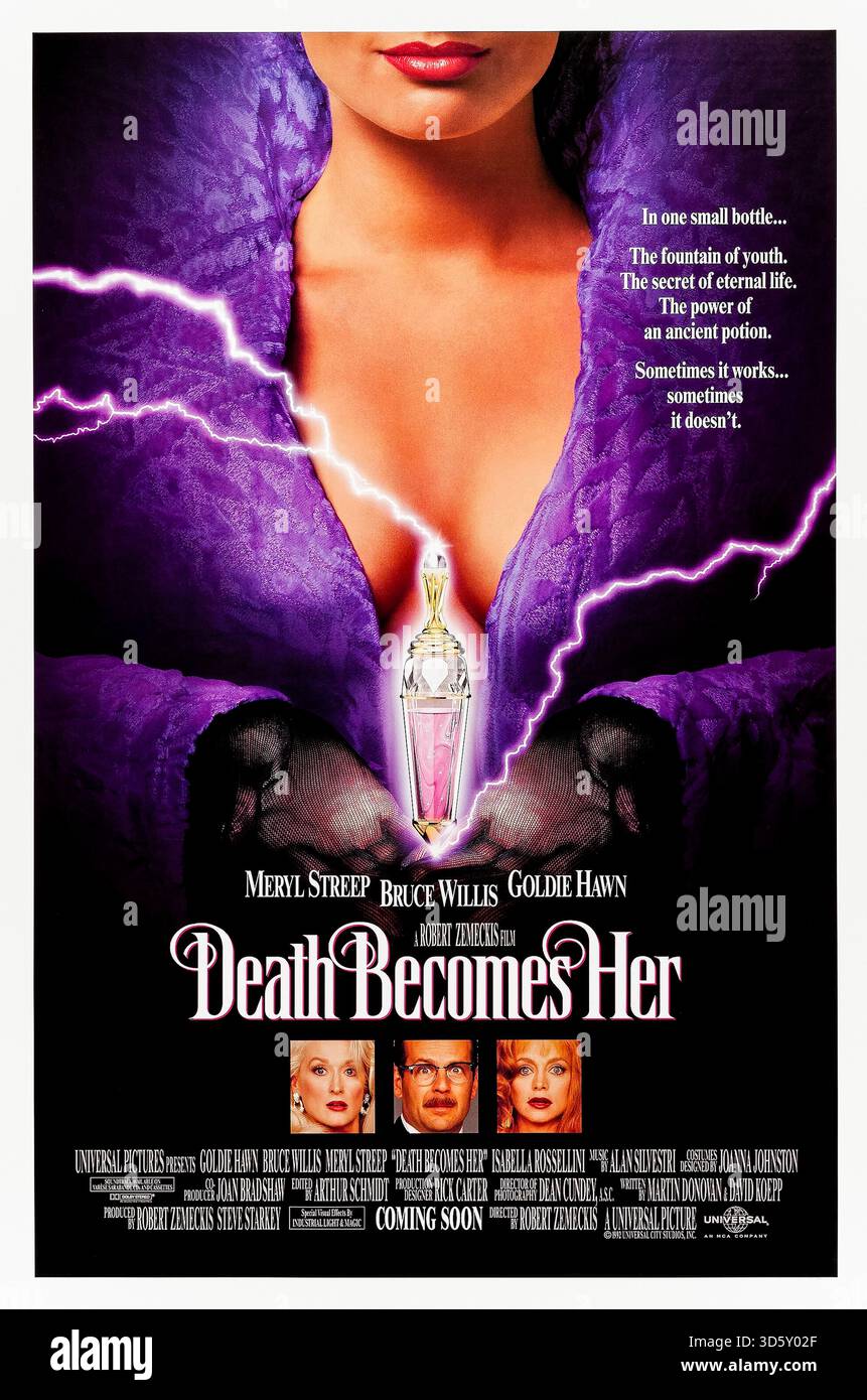 Death Becomes Her (1992) diretto da Robert Zemeckis e interpretato da Meryl Streep, Goldie Hawn e Bruce Willis. Due rivali bevono una pozione che concede loro l'immortalità, solo per scoprire le terribili conseguenze dell'eterna giovinezza mentre i loro corpi cadono a pezzi. Fotografia di un poster originale del 1992 USA a un foglio SOLO PER USO EDITORIALE. Crediti: BFA / Universal Pictures Foto Stock