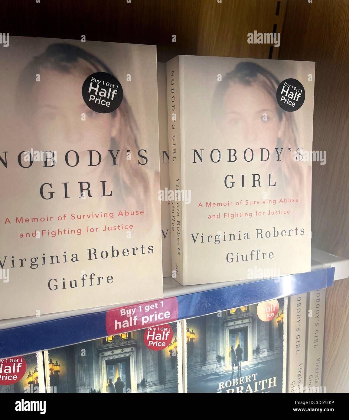 Copie a prezzo ridotto di "Nobody's Girl" di Virginia Roberts Giuffre alla libreria WH Smiths, aeroporto di Heathrow - Terminal 5 Foto Stock