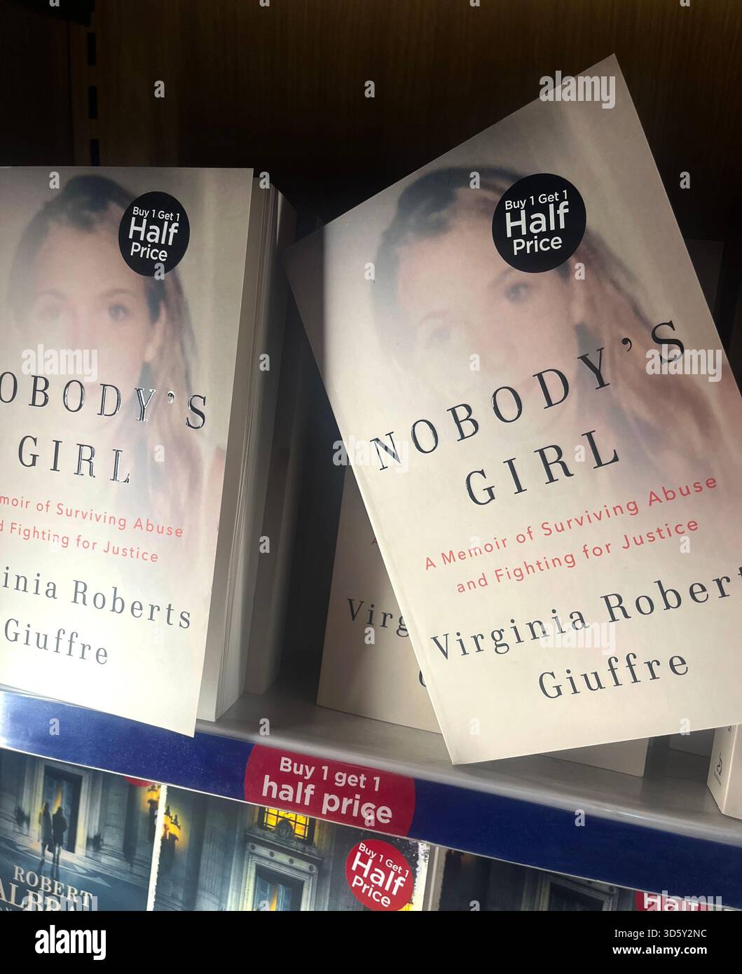 Copie a prezzo ridotto di "Nobody's Girl" di Virginia Roberts Giuffre alla libreria WH Smiths, aeroporto di Heathrow - Terminal 5 Foto Stock