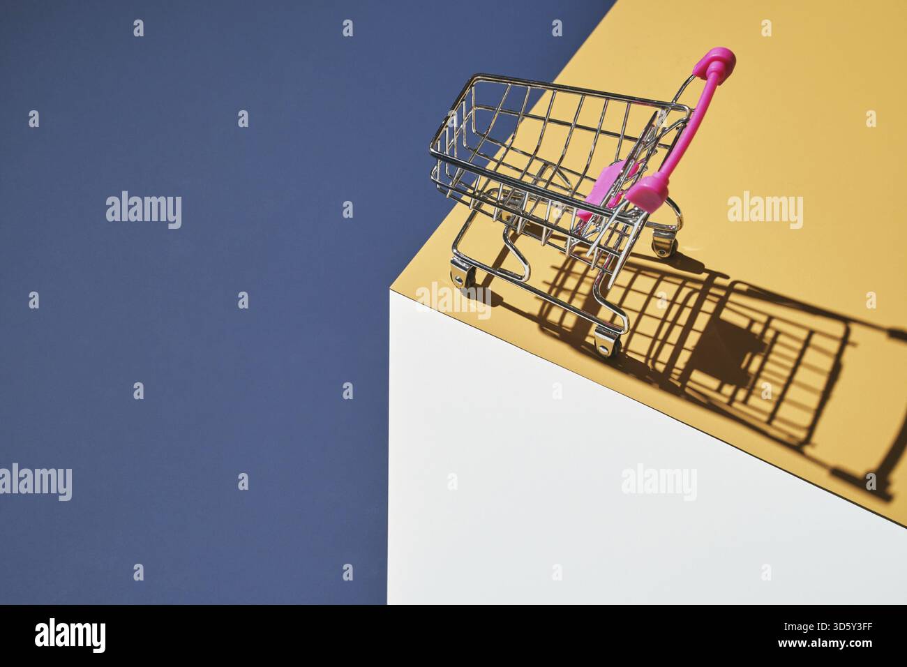 Carrello di negozi su sfondo giallo e blu luminoso. Centro commerciale moderno. Layout trendy isometrico. Carta da parati trend del mercato. Supermercato accesso vuoto Foto Stock