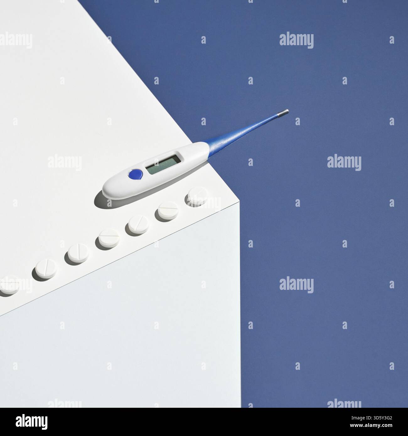 Concetto di medicina. Termometro medico. Cubo blu e bianco. Pillole influenzali. Integratore sanitario. Febbre malata. Aspirina. Laboratorio farmaceutico. Antibiot Foto Stock