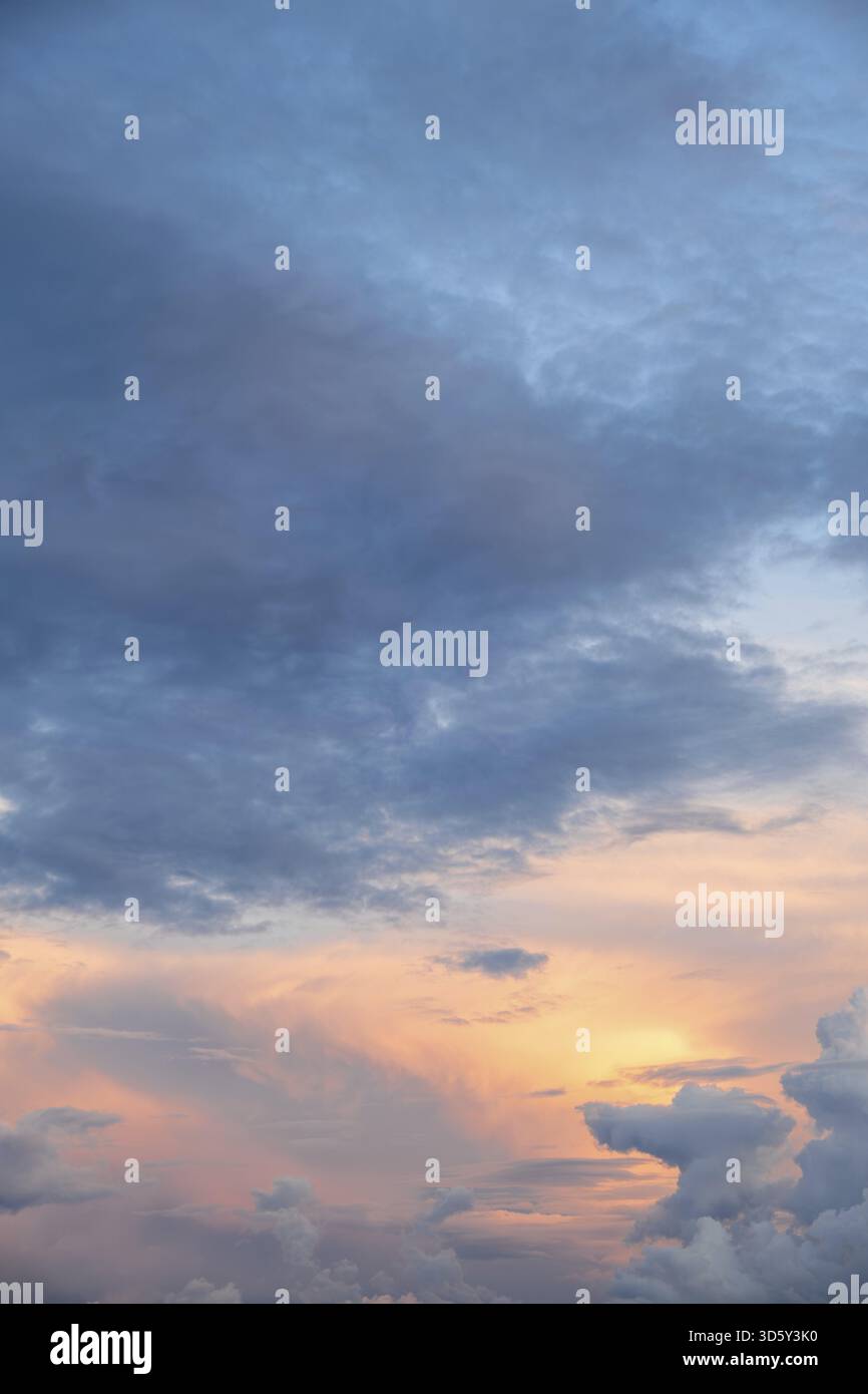 Tramonto all'orizzonte: Una miscela di sfumature arancio e blu, il cambio di giorno in sera Foto Stock