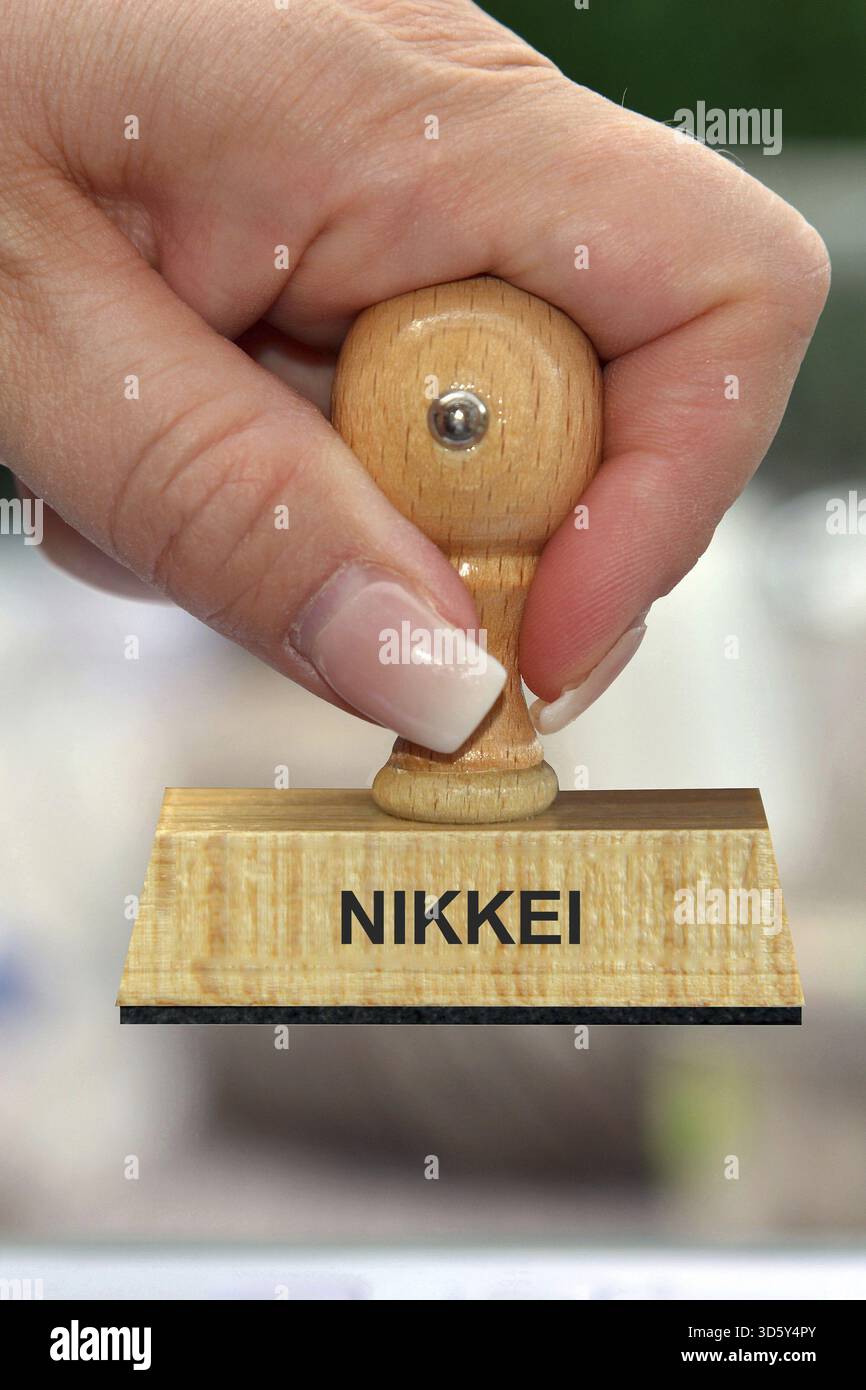 Mano con francobollo, mano della donna, iscrizione: Mercato azionario, azioni, speculazione, coinvolgimento, investimenti, Nikkei, Giappone, Indice azionario, studio, bassa Sasso Foto Stock