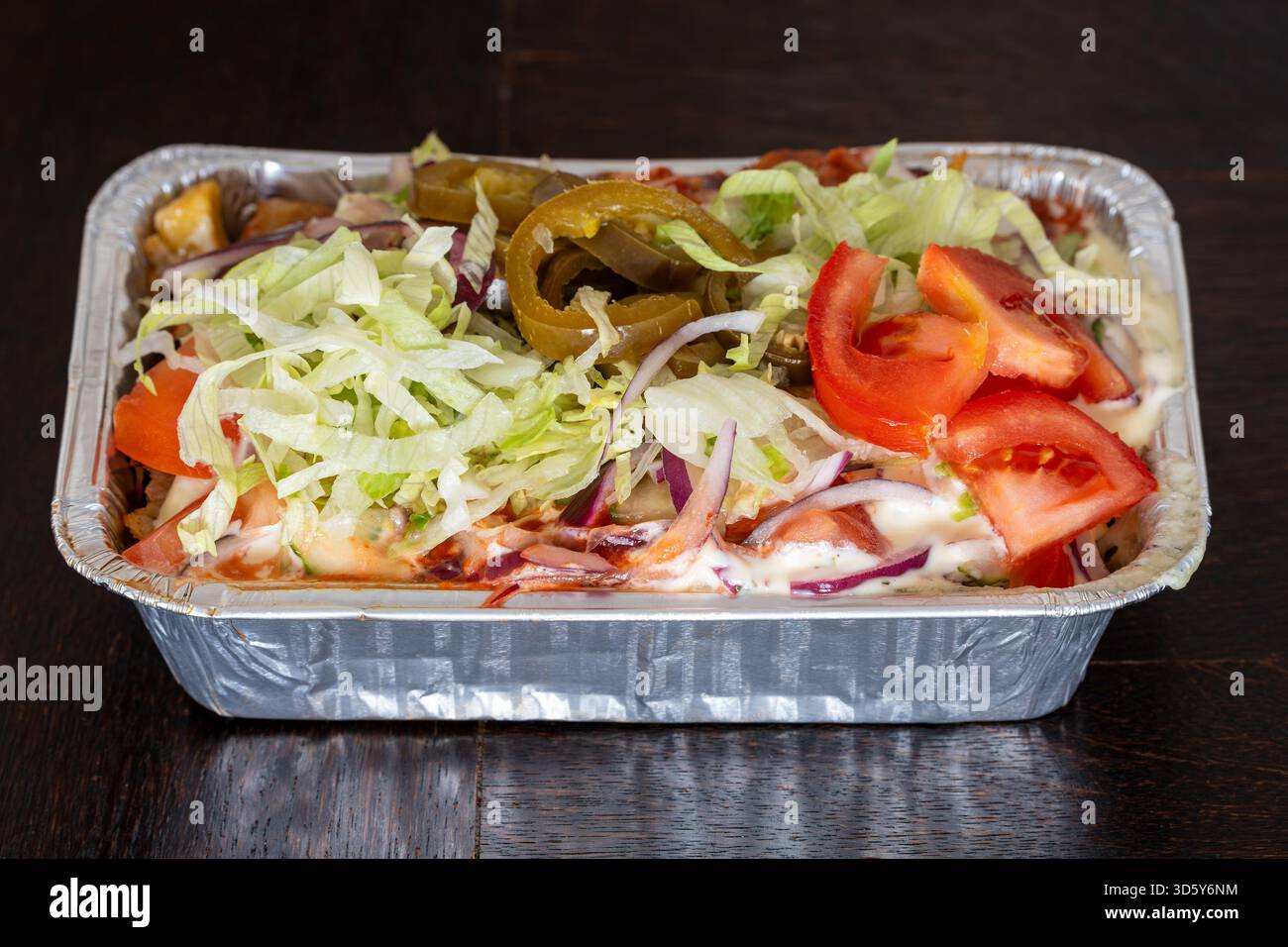 Una porzione di Kapsalon olandese in vassoio da asporto, popolare fast food nei Paesi Bassi Foto Stock