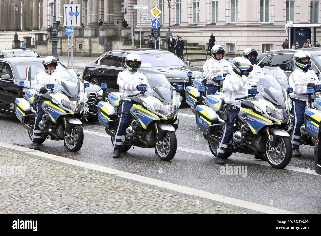 Sfilata in moto della polizia di Berlino - Memorial Day Wreath Deposito per le vittime di guerra e tirannia, Neue Wache, Berlino, 16.11.25 Foto Stock