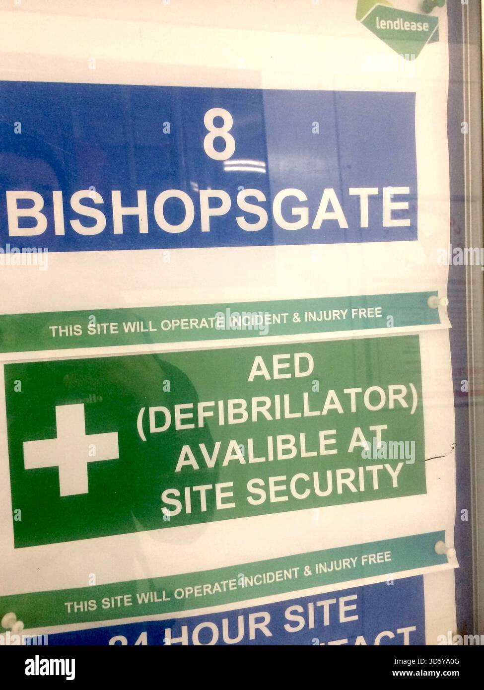 Defibrillatore semiautomatico esterno presso il cantiere di 8 Bishopsgate a Londra, Regno Unito Foto Stock