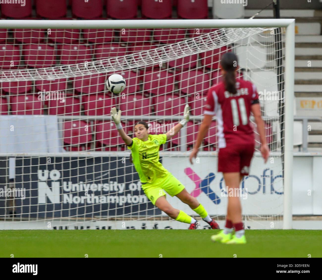 Northampton, Regno Unito. 16 novembre 2025. Un colpo di Caitlin Stewart di Stourbridge Women batte la Custode del Northampton Ellie Flanagan per segnare l'unico gol della partita Northampton Town Women contro Stourbridge Women. Crediti: Clive Stapleton/Alamy Live News Foto Stock