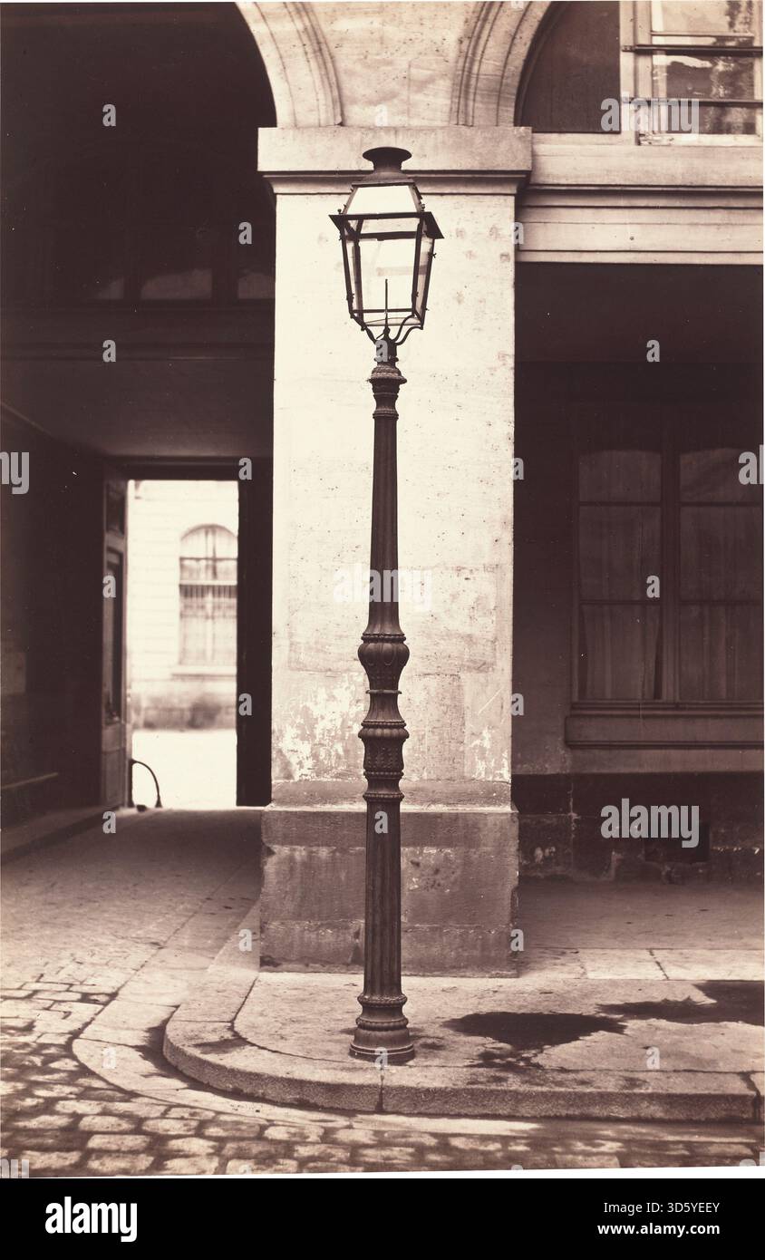 Il Hôtel de la Marine, fotografato da Charles Marville tra il 1864 e il 1870, raffigura gli esterni e i dettagli architettonici dell'edificio parigino, tra cui la facciata, le finestre, le colonne e l'ingresso, riflette l'architettura della metà del xix secolo e il contesto urbano. Foto Stock