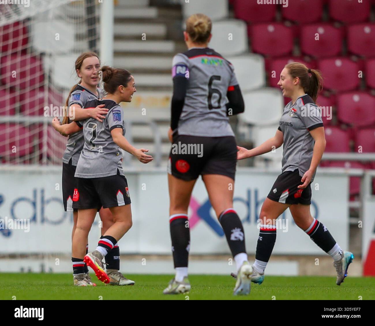 Northampton, Regno Unito. 16 novembre 2025. Caitlin Stewart di Stourbridge Women viene premiata dai suoi compagni di squadra per aver segnato l'unico gol nella partita Northampton Town Women contro Stourbridge Women. Crediti: Clive Stapleton/Alamy Live News Foto Stock