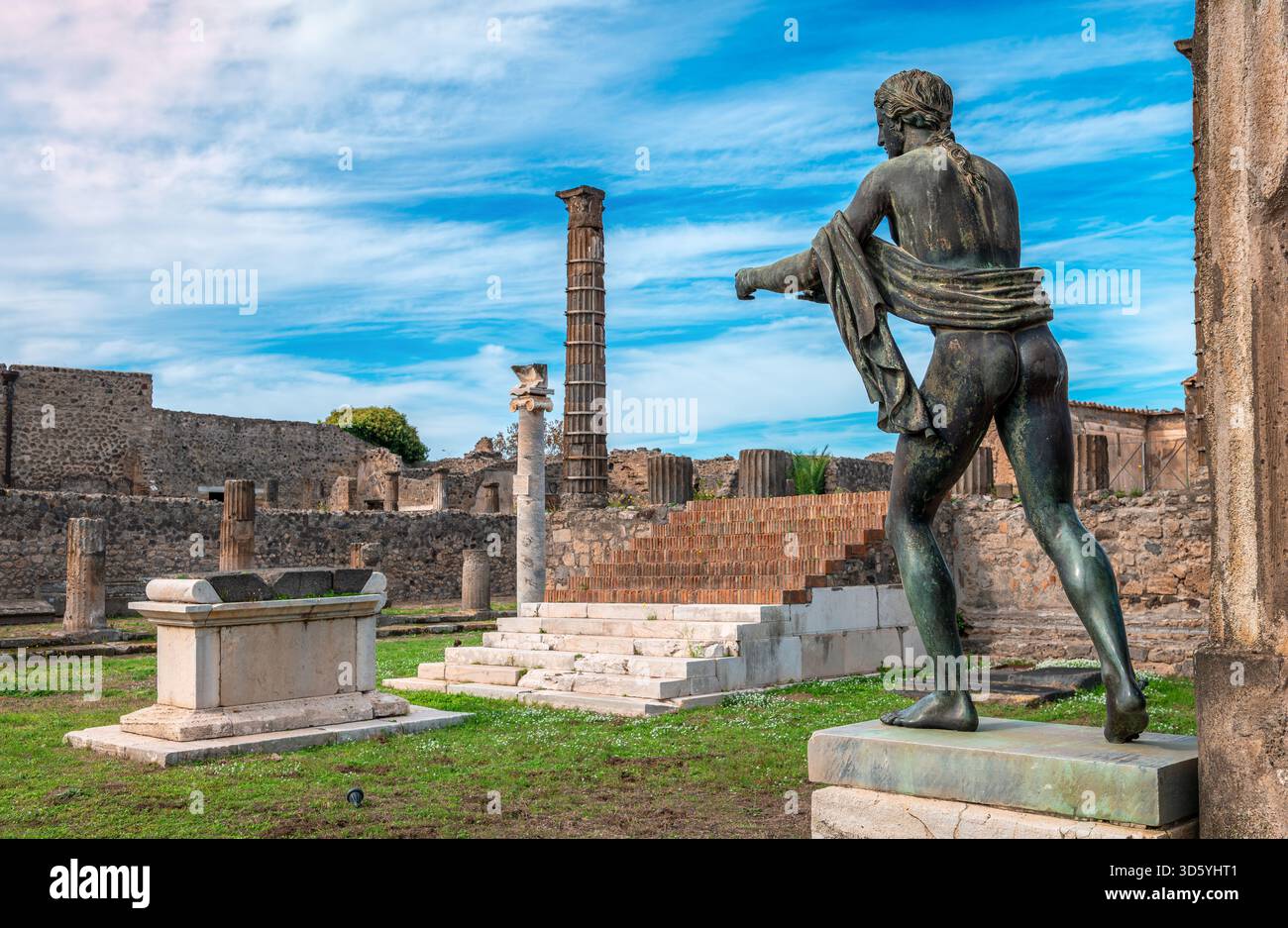 Il Tempio di Apollo, un tempio romano costruito nel 120 a.C. nell'antica città romana di Pompei, nel sud Italia. Foto Stock