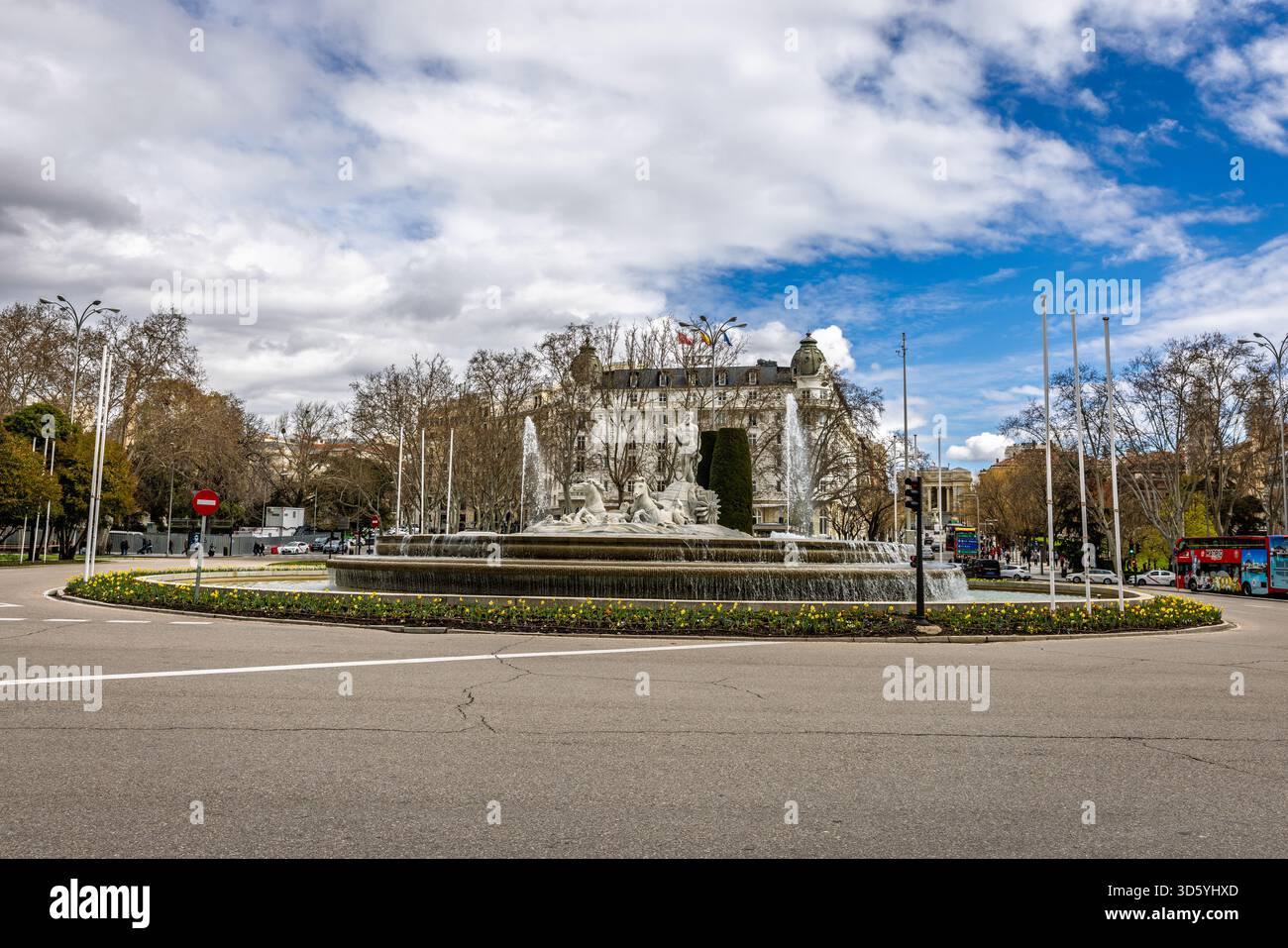 14 marzo 2025, Madrid, Spagna: Plaza de Neptuno a Madrid con la Fontana del Nettuno al centro Foto Stock